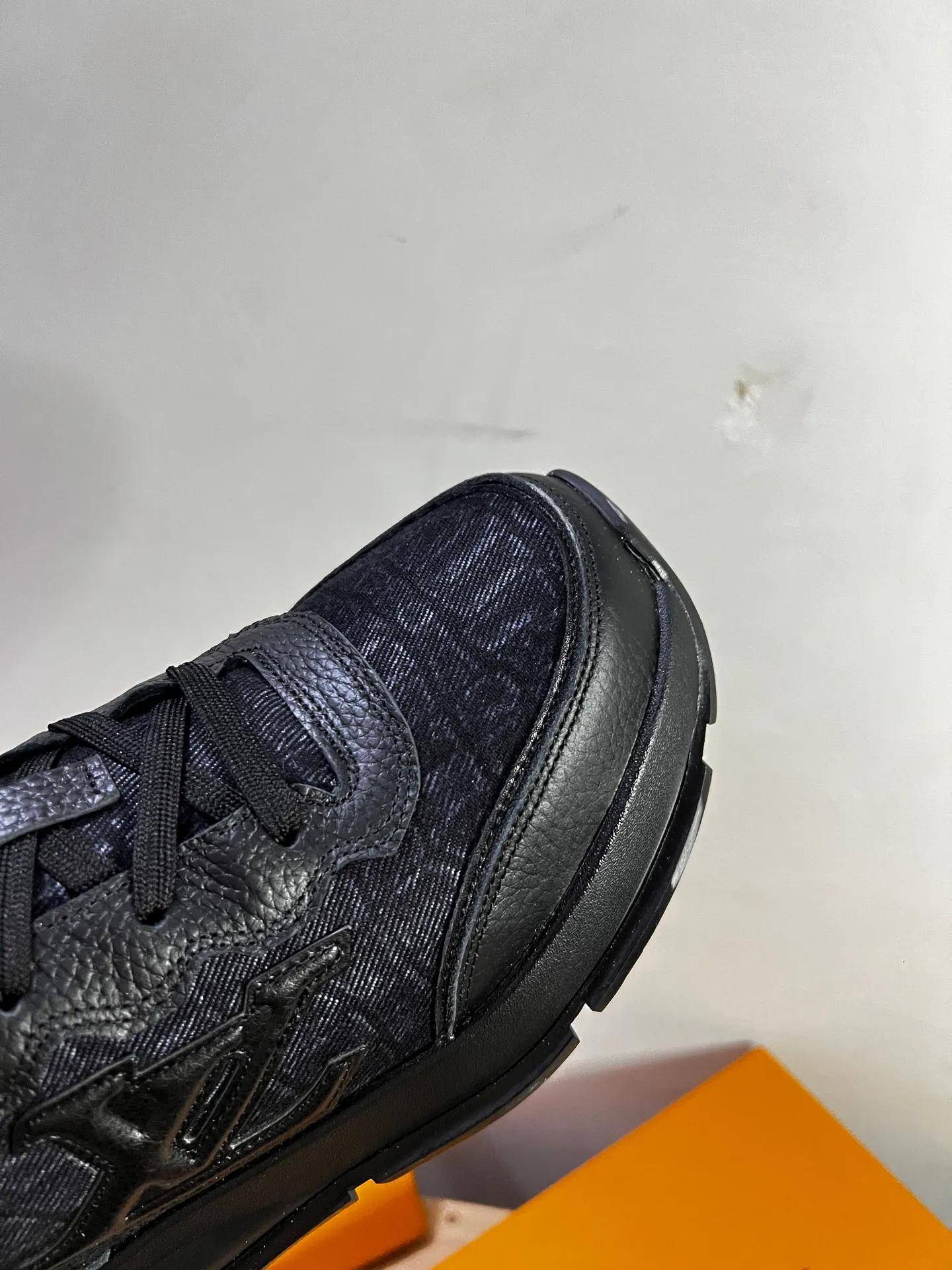 Factory price: 438💰LV men's classic casual sneakers. This sneaker is made of soft cow leather and has a classic logo. The classic logo shapes the elegant upper. The thick yet lightweight rubber outsole is embossed with the Louis Vuitton logo. The padded insole and technical lining once again upgrade the comfort experience. The calfskin lining imported from Italy is high-end and comfortable, and the original outsole is light and wear-resistant! Purely handmade, details determine quality! Size: 38-45, customized 45